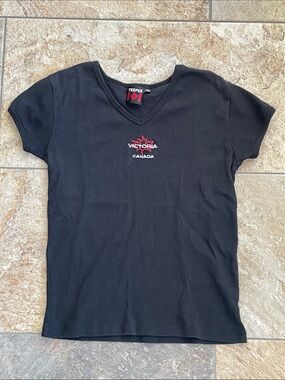 Vintage Teepee Black Short Sleeve V-neck with Red Maple Leaf Embroidery